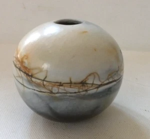 JUNE RIDGWAY Studio pottery SMALL BULBOUS VASE - Afbeelding 1 van 8