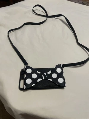 Capa tiracolo Disney Park Minnie Mouse preta arco/pontos iPhone 7/6s Plus - Imagem 1 de 4