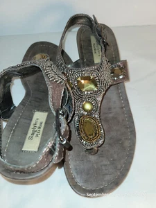 Sandalia Simply Vera Wang Tanga Cuña Cuentas Talla Peltre Vinny 6M - Imagen 1 de 4