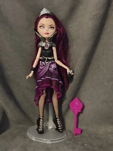 EVER AFTER HIGH G1 - Muñeca RAVEN QUEEN 1 WAVE SIGNATURE con stand y peine - Imagen 1 de 5