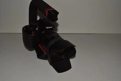 Nikon D5100 Digitalkamera 16.2MP W / AF-S Nikkor 18-200MM 3.5-5.6G II Ed (KVX34) - Bild 1 von 4