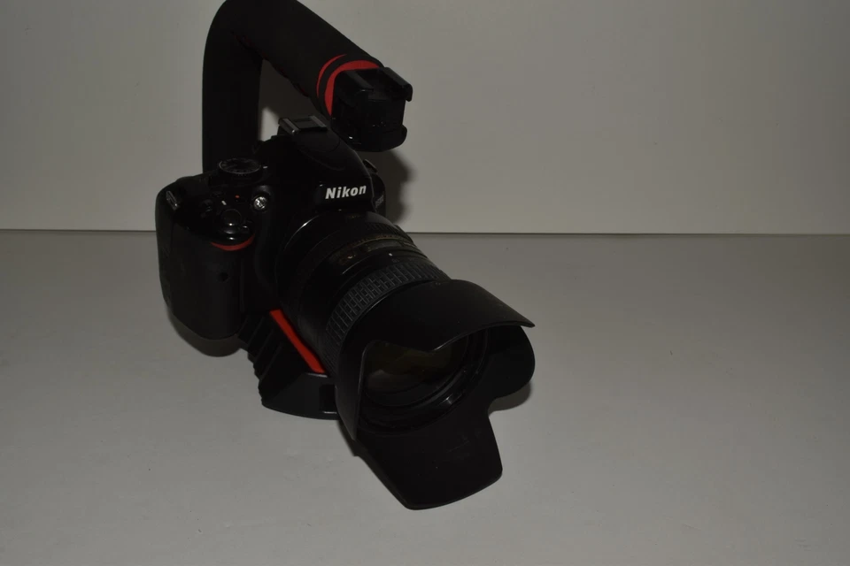 Nikon D5100 Digitalkamera 16.2MP W / AF-S Nikkor 18-200MM 3.5-5.6G II Ed (KVX34) - Bild 1 von 4