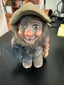 Troll Fosse con etichetta fatto a mano in Norvegia pescatore con rete n. 301 6" alto - Foto 1 di 11