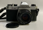 Appareil photo reflex 35 mm Pentax K1000 avec objectif 50 mm SMC Pentax-M f/1,7, capuchon et sangle
