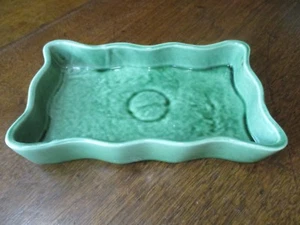 MACETA RECTANGULAR DE COLECCIÓN EE. UU. 3002 CERÁMICA VERDE 5"" X 8 1/2"" BORDE ONDULADO MARCADO - Imagen 1 de 8