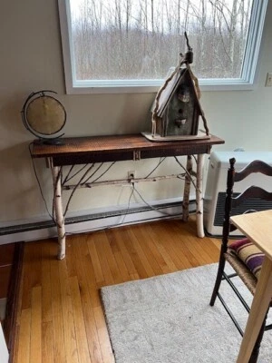 Hermosa mesa hecha a mano para salón, tampón o computadora portátil de roble y abedul hecha a mano Foto 1 de 4