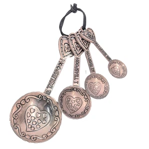 Juego de 4 cucharas medidoras de corazones de metal en relieve de plata rosa hechas con amor - Imagen 1 de 11