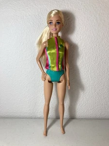 Mattel - Bambola Barbie Biologa Marina - Costume da bagno bionda, delfino - Foto 1 di 7