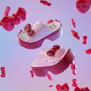 Neu Crocs x Hello Kitty Damen-Stomp-Pantoletten 8 - Bild 1 von 7