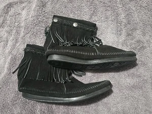 Stivaletti donna originali Minnetonka mocassino nero in pelle con frange misura 7,5 - Foto 1 di 4