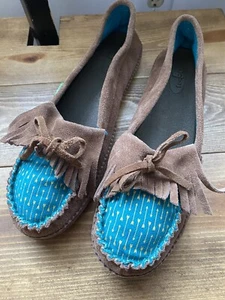 Women’s Sanuk 10 Moccasin Fringe shoes NWT - Picture 1 of 4