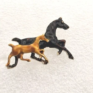 VTG Mare Foal Enamel Pin Brooch Horse Trotting Equestrian Gallop Jewelry 4H - Picture 1 of 9