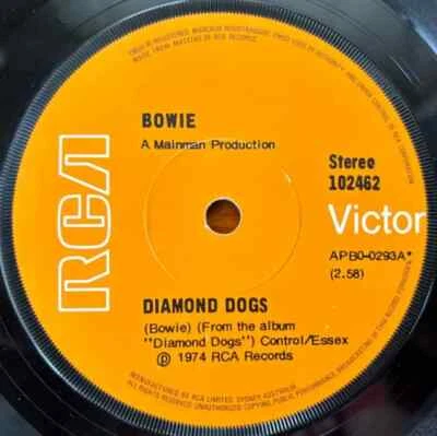 PRELOVED - 1974 DAVID BOWIE SINGLE- DIAMOND DOGS- VINYL 7 INCH RECORD / 45 - Image 1 of 2