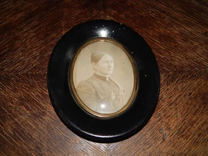 kleiner alter Bilderrahmen oval schwarz Holz gewölbtes Glas + Foto - Bild 1 von 6