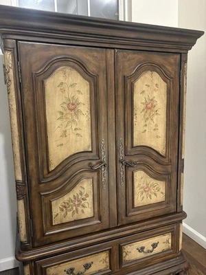 Armario vintage de madera artesanal Foto 1 de 4