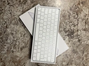 Apple Magic Keyboard 11" - Picture 1 of 3