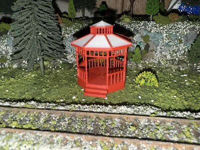 HO Scale 1:87 Red Gazebo - Bandstand - Pavilion - Image 1 of 4