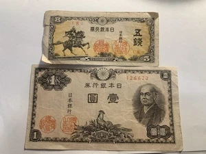Japan WWII 5 Sen Horseman & 1 Yen Ninomiya Sontoku Banknotes – P-34 & P-84 - Bild 1 von 2