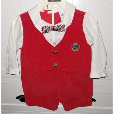 Pagliaccetto neonato Alexis rosso velluto fiocco cravatta ricamato stemma 12 mesi vintage - Immagine 1 di 4