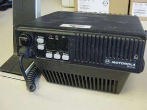 Motorola Maxtrac D35MWA5GB6AK mit Tischmikrofon und Fach - Bild 1 von 4