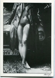 Erotik-AK Mädel offener Mantel Unterkörper nackt naked vor Auto, 70er Photokunst - Picture 1 of 1