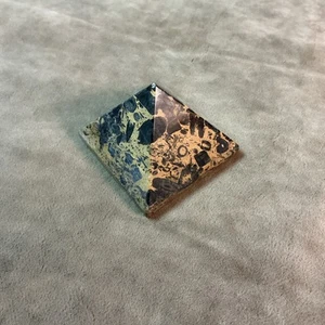 Geschnitzter Stein Jaspis marmoriert braun schwarz Pyramide Briefbeschwerer 2" Größe #12 - Bild 1 von 6