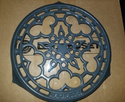 LE CREUSET Grey Gray Trivet HTF Cast Iron Round Snowflake Pot Holder RARE - Image 1 of 2