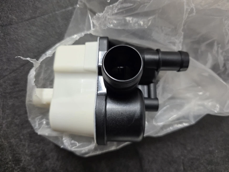 Bomba de detección de vapor de combustible Volvo 30760863 Volvo XC70 S40 2004-2015 NUEVA OEM Foto 1 de 3