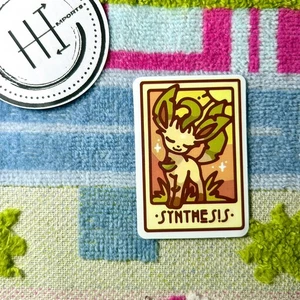 Pegatina de vinilo impermeable Pokemon | Temática de cartas del tarot Pokémon Síntesis Leafeon - Imagen 1 de 1