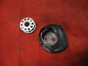 Brother ES 2000 SEWING MACHINE Parts BOBBIN CASE - Picture 1 of 3