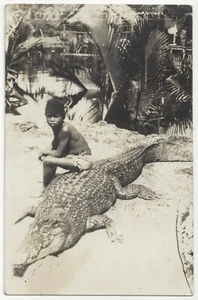 1929 Singapur Junge sitzt auf echtem Krokodil - ECHTFOTO Alligator, Asien Postkarte - Bild 1 von 2