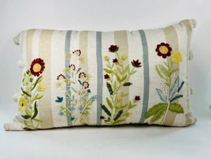 Pier 1 Granja Bordada Almohada Rayas Floral Cierre Cremallera 20”/12” - Imagen 1 de 13