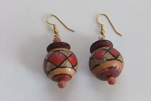 Pendientes vintage de cuentas, disco y bola de madera pintados a mano alrededor de los años 70 - Imagen 1 de 1