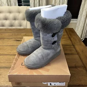 UGG Australia Bailey Button Triplet 1873 con stivaletto alto classico grigio donna taglia 8 - Foto 1 di 13