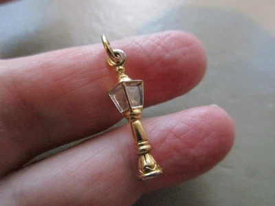 VINTAGE GOLD TONE PRETTY OLD STREET LIGHT LAMP POST LAMPOST FOB CHARM PENDANT UK - Image 1 of 2