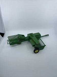 ERTL John Deere 348 VINTAGE RECTANGULAR BALE HAY BALER DIECAST-1/64 - Picture 1 of 13