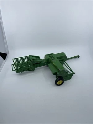 ERTL John Deere 348 VINTAGE RECTANGULAR BALE HAY BALER DIECAST-1/64 - Image 1 of 4