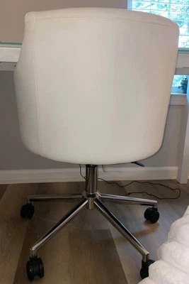 ESCRITORIO SUPERIOR DE CRISTAL EN FORMA DE L CON TOCADOR ENROLLABLE INCLUIDO  Foto 1 de 3