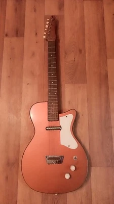 Bonita guitarra vintage 1961 Silvertone Danelectro U-1 dorada Foto 1 de 4