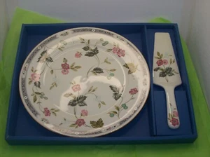PORCELAIN CAKE PLATE & SPATULA SERVER 10.75" FLOWER & BERRY IN ORIGINAL BOX - Picture 1 of 4