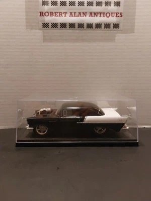 MÁQUINAS M2 NUEVAS GROUND POUNDERS 1957 CHEVY 150 PINTURA BLANCA Y NEGRA ESCALA 1:24 Foto 1 de 4