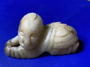 RARE RUSSETED WHITE JADE SCULPTURE OF A CRAWLING HUMAN BABY. MING-QING PERIOD. - Picture 1 of 9