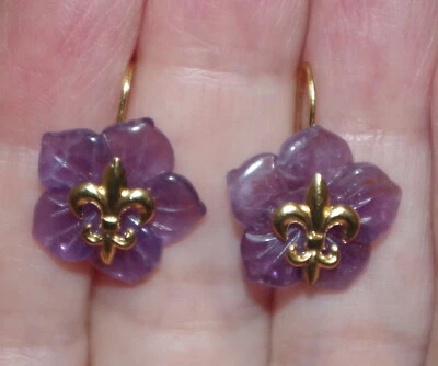 PENDIENTES DE FLORES HECHOS A MANO RELLENOS DE AMATISTA TALLADOS EN ORO DE 14K Fleur De Lis  Foto 1 de 4