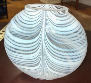 KOSTA BODA KUNSTGLAS GEFASST WEISSE VASE BERTIL VALLIEN STUDIO #48472 - Bild 1 von 4