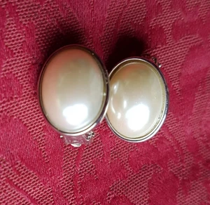 Vintage M&S silver-coloured oval faux-pearl clip earrings - Picture 1 of 3