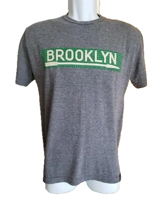 CAMISETA BROOKLYN SUBWAY TILE PEQUEÑA GRIS SUBWAY TILE CAMISAS CAMISETA GRÁFICA Foto 1 de 4