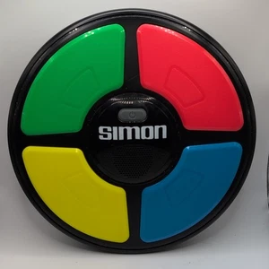Juego de memoria electrónica Simon Hasbro 2015 tamaño completo luces PROBADO Y FUNCIONANDO - Imagen 1 de 4
