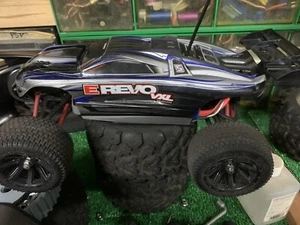 Traxxas Revo 1/16 Completo Di Radio Batteria Lipo E Caricabatteria - Foto 1 di 2