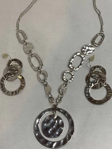 Silver Tone Metal Necklace 18” With 3” Extension Plus Matching Pierced Earrings. - Bild 1 von 6