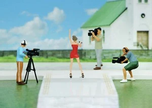 EY 1:64 Painted Figure Model Miniature  Diorama Singer Reporter Camera Man - Picture 1 of 21